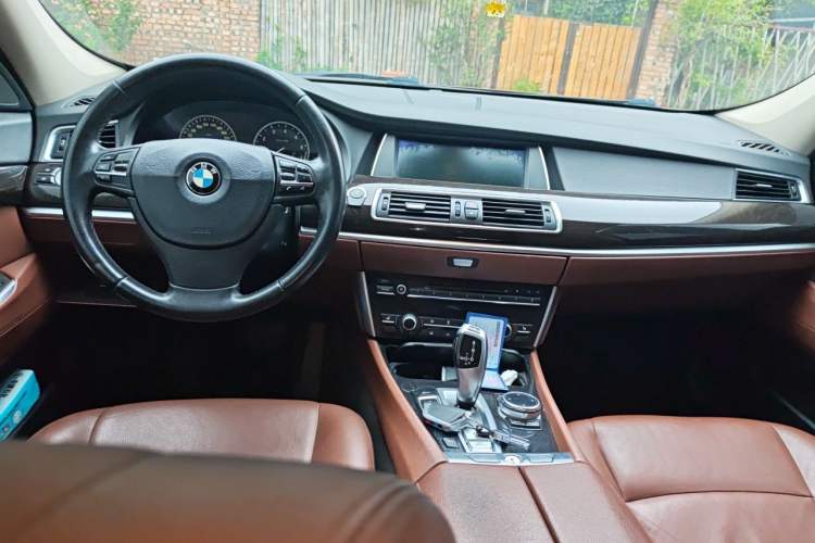 Used BMW 5 Series GT 2014 528i Leading Model Center Console
