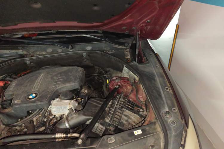 Used BMW 5 Series GT 2014 528i Luxury Edition Engine Bay Left