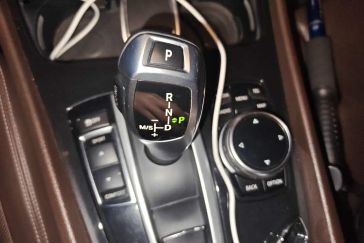 Used BMW 5 Series GT 2014 528i Luxury Edition Gear Lever