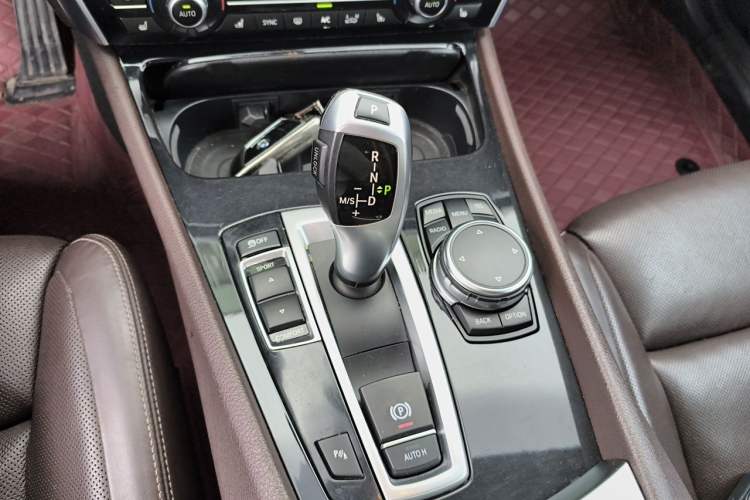 Used BMW 5 Series GT 2014 528i Luxury Edition Gear Lever