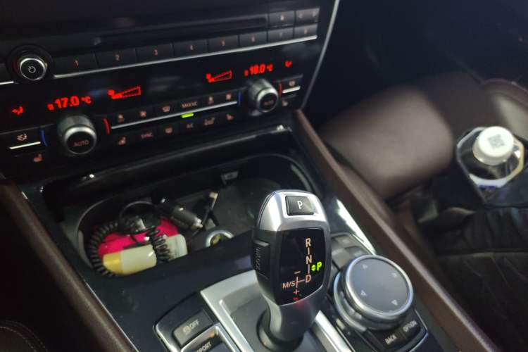 Used BMW 5 Series GT 2014 528i Luxury Edition Gear Lever