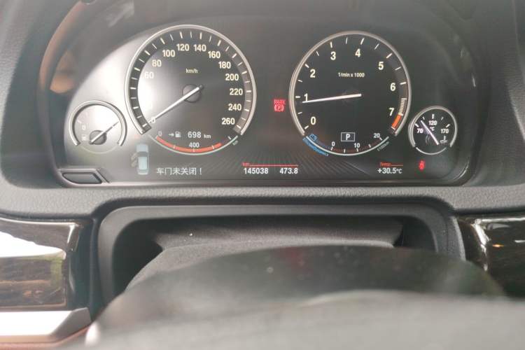 Used BMW 5 Series GT 2014 528i Leading Model Odometer Close Up