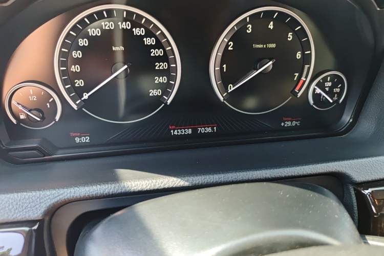 Used BMW 5 Series GT 2014 528i Leading Model Odometer Close Up