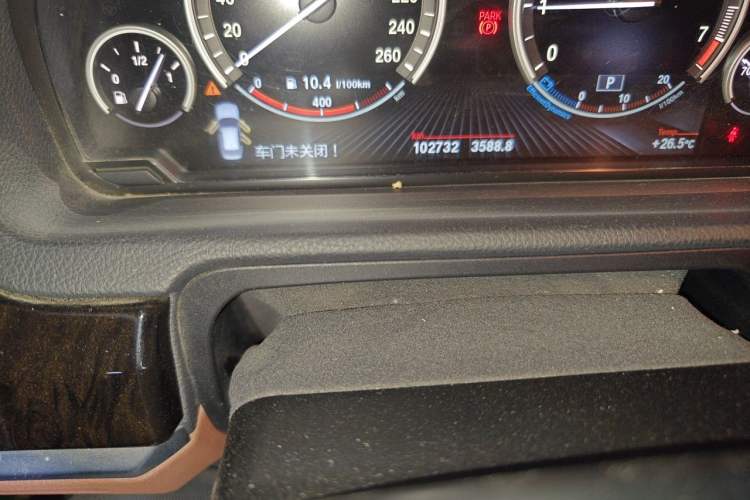 Used BMW 5 Series GT 2014 535i Leading Model Odometer Close Up