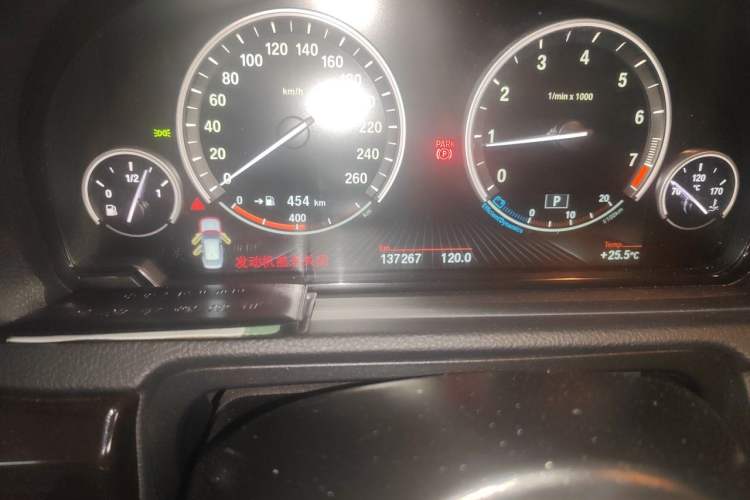 Used BMW 5 Series GT 2014 528i Leading Model Odometer Close Up
