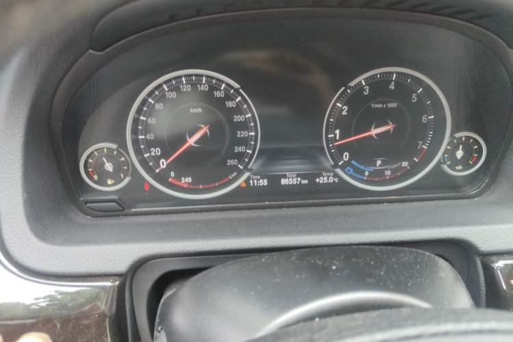 Used BMW 5 Series GT 2014 528i Leading Model Odometer Close Up