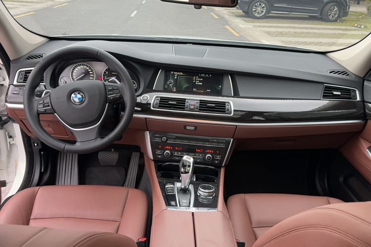 Used BMW 5 Series GT 2014 535i Leading Model Center Console