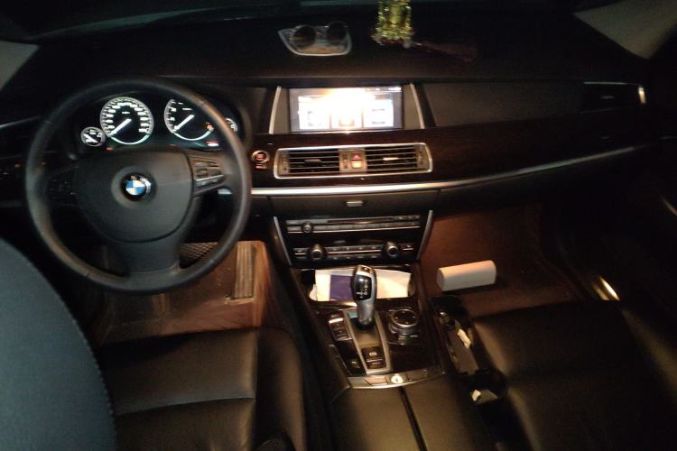 Used BMW 5 Series GT 2014 528i Leading Model Center Console