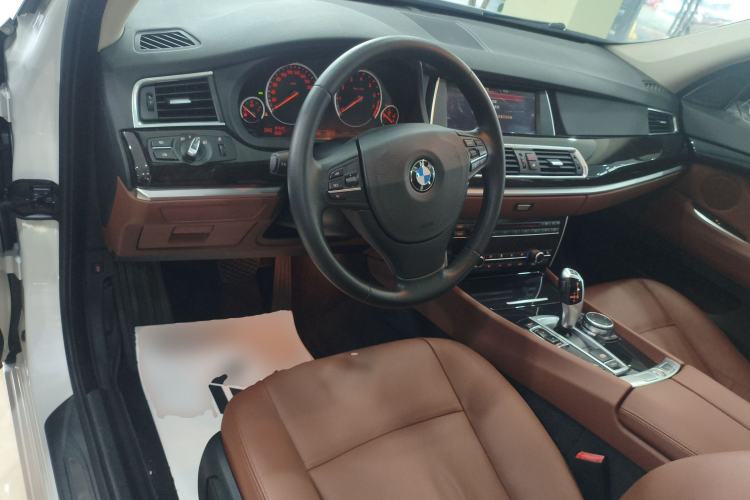 Used BMW 5 Series GT 2014 528i Leading Model Center Console