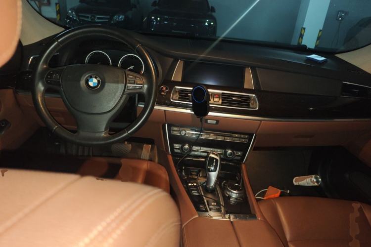 Used BMW 5 Series GT 2014 528i Leading Model Center Console