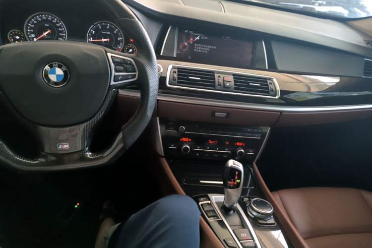 Used BMW 5 Series GT 2014 528i Leading Model Center Console