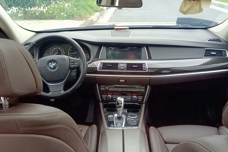 Used BMW 5 Series GT 2014 528i Luxury Edition Center Console