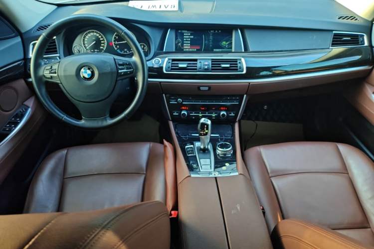Used BMW 5 Series GT 2014 528i Leading Model Center Console