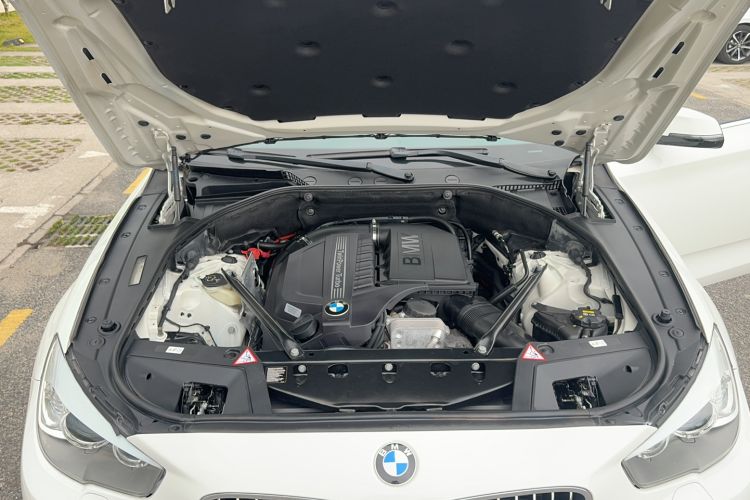 Used BMW 5 Series GT 2014 535i Leading Model Engine Bay