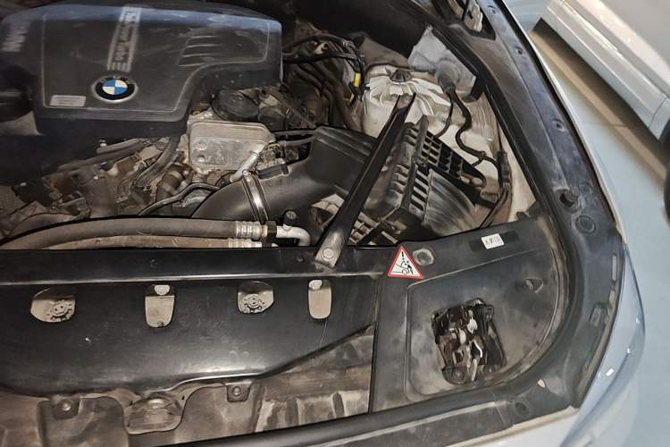Used BMW 5 Series GT 2014 528i Luxury Edition Engine Bay Left