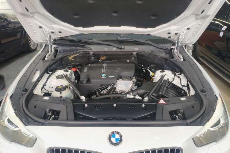 Used BMW 5 Series GT 2014 528i Leading Model Engine Bay