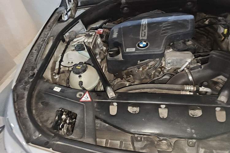 Used BMW 5 Series GT 2014 528i Luxury Edition Engine Bay Right