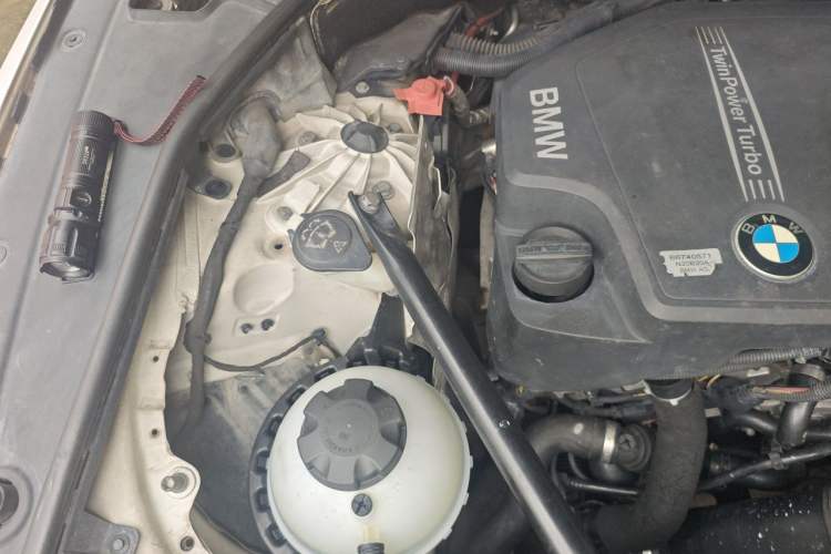 Used BMW 5 Series GT 2014 528i Leading Model Engine Bay Right