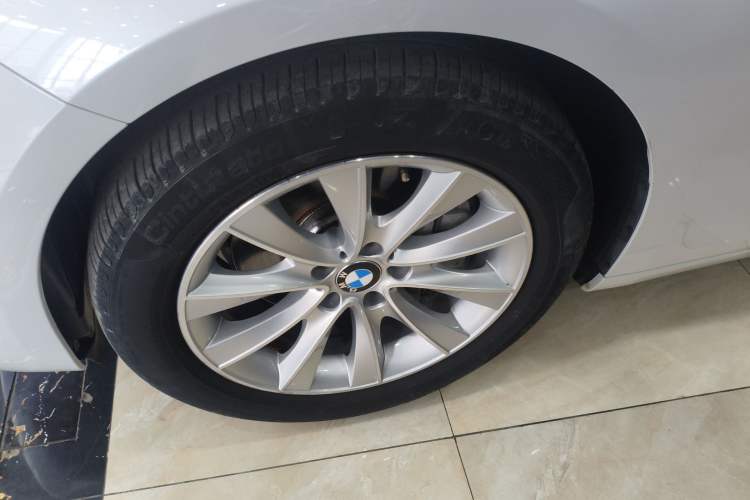 Used BMW 5 Series GT 2014 528i Leading Model Exterior 4