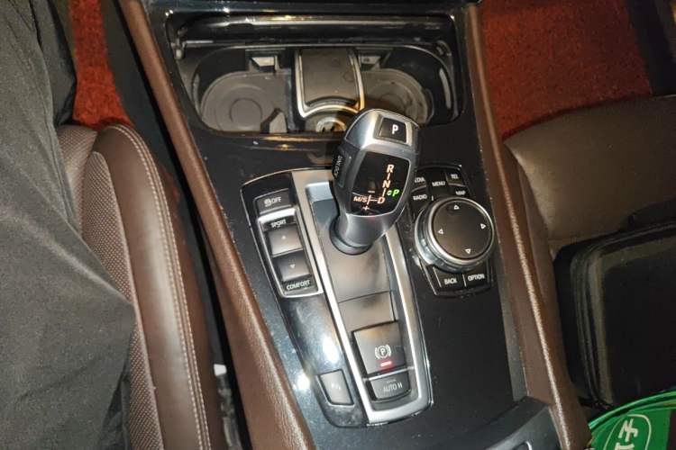 Used BMW 5 Series GT 2014 528i Luxury Edition Gear Lever