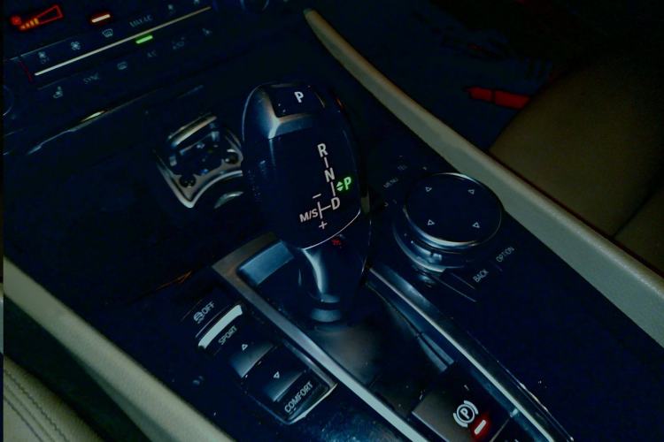 Used BMW 5 Series GT 2014 528i Luxury Edition Gear Lever