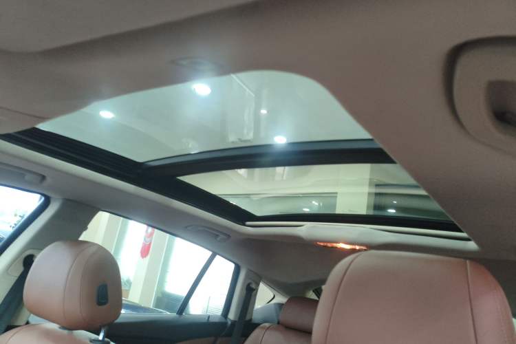 Used BMW 5 Series GT 2014 528i Leading Model Headliner