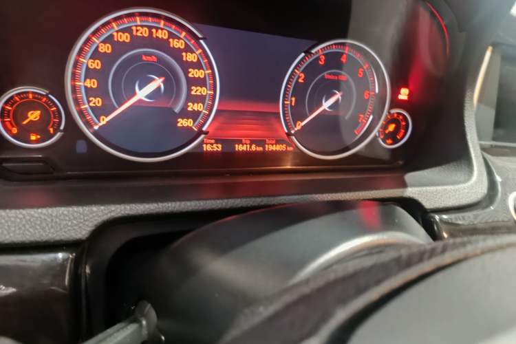Used BMW 5 Series GT 2014 528i Leading Model Odometer Close Up