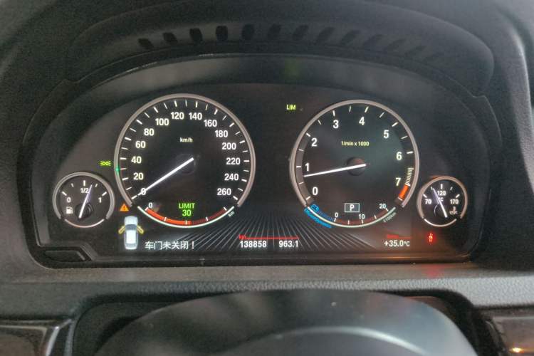 Used BMW 5 Series GT 2014 528i Leading Model Odometer Close Up