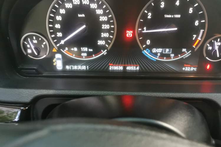 Used BMW 5 Series GT 2014 528i Leading Model Odometer Close Up