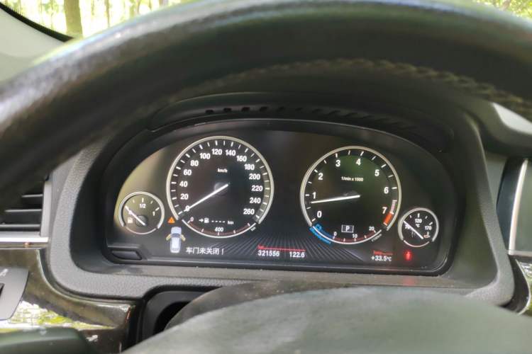 Used BMW 5 Series GT 2014 528i Leading Model Odometer Close Up