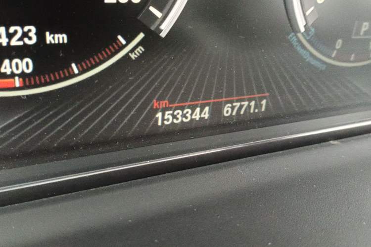 Used BMW 5 Series GT 2014 528i Luxury Edition Odometer Close Up