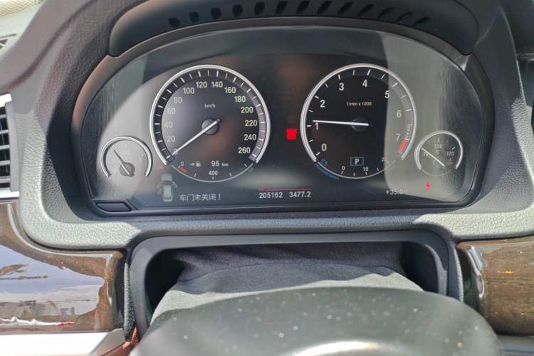Used BMW 5 Series GT 2014 528i Leading Model Odometer Close Up