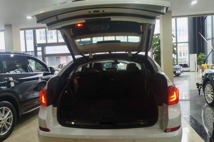 Used BMW 5 Series GT 2014 528i Leading Model Trunk