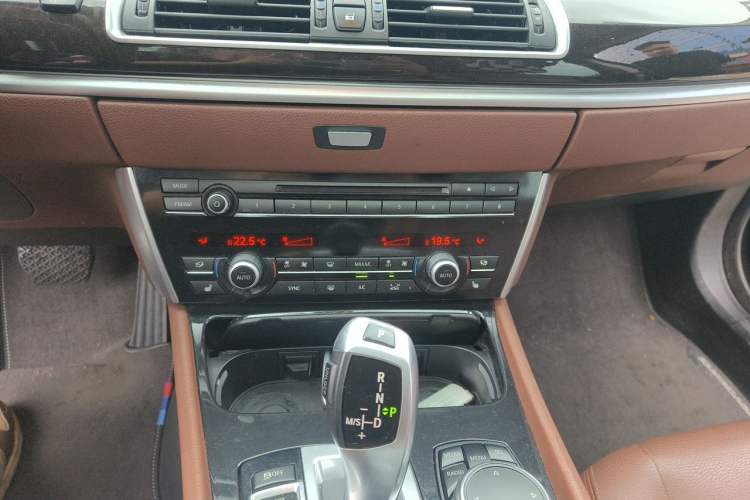 Used BMW 5 Series GT 2015 535i Leading Model Audio And AC Panel