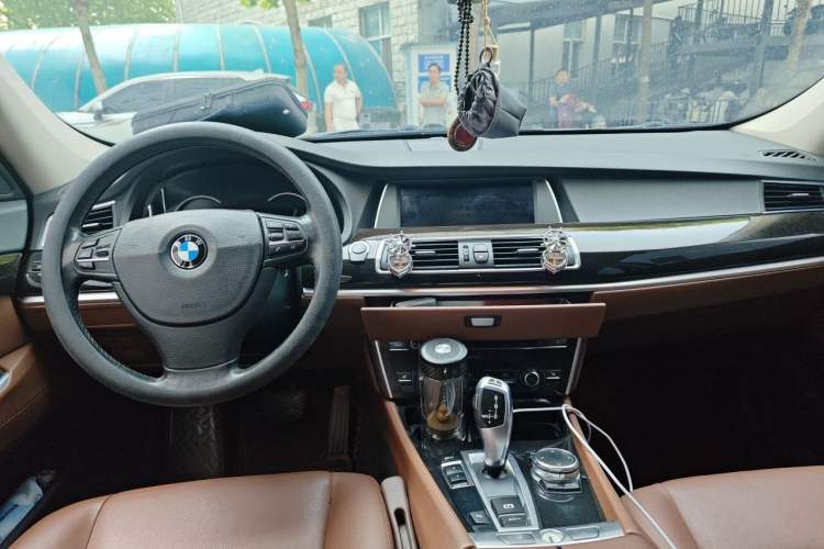 Used BMW 5 Series GT 2015 528i Leading Model Center Console