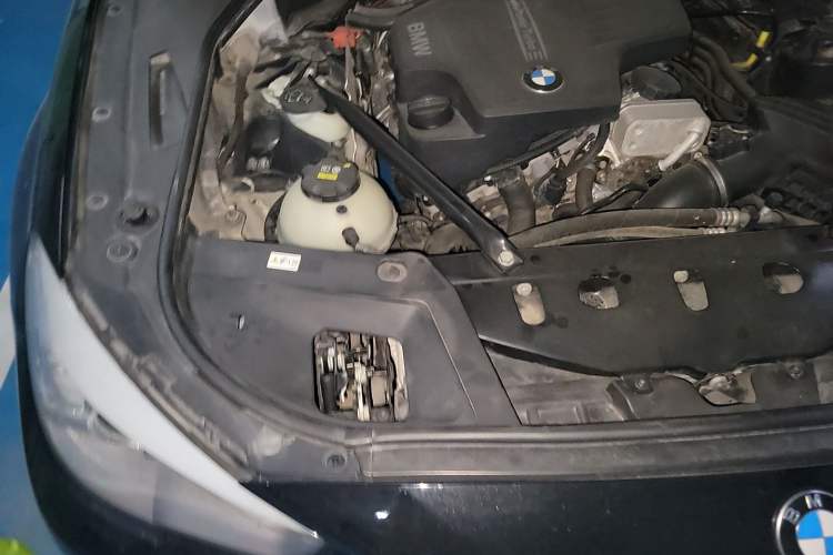 Used BMW 5 Series GT 2015 528i Leading Model Engine Bay Right