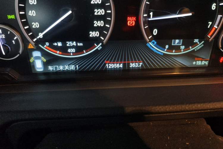 Used BMW 5 Series GT 2015 528i Leading Model Odometer Close Up