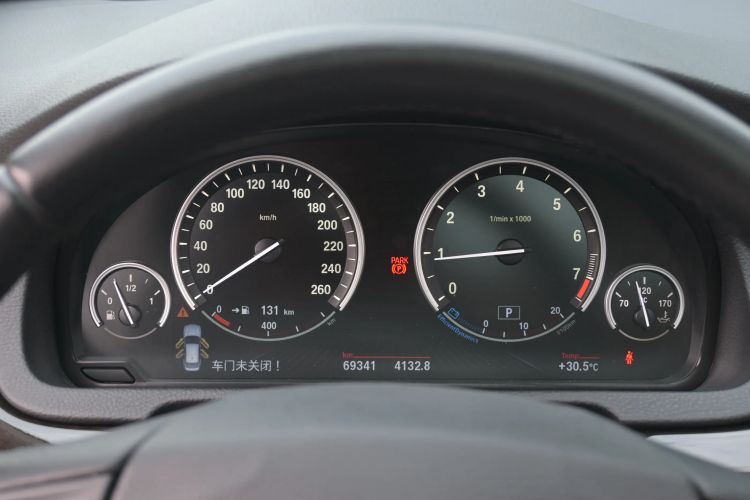Used BMW 5 Series GT 2015 528i Leading Model Odometer Close Up