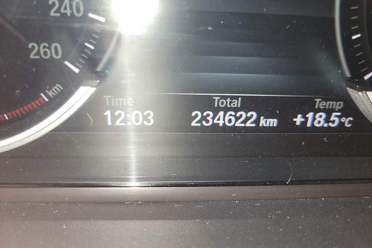 Used BMW 5 Series GT 2015 528i Leading Model Odometer Close Up