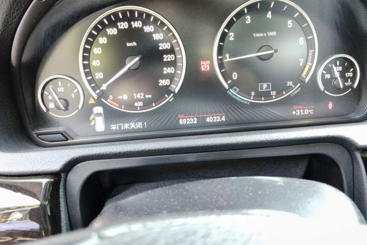 Used BMW 5 Series GT 2015 528i Leading Model Odometer Close Up