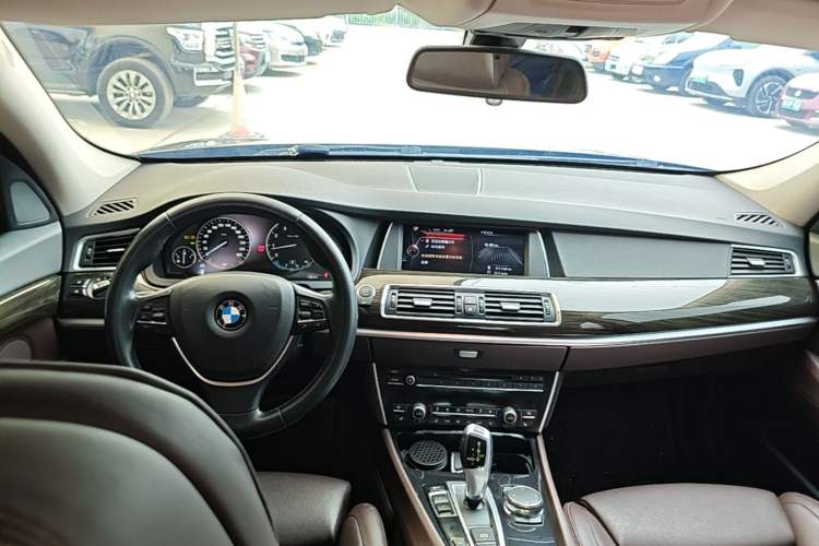 Used BMW 5 Series GT 2015 528i Luxury Edition Center Console