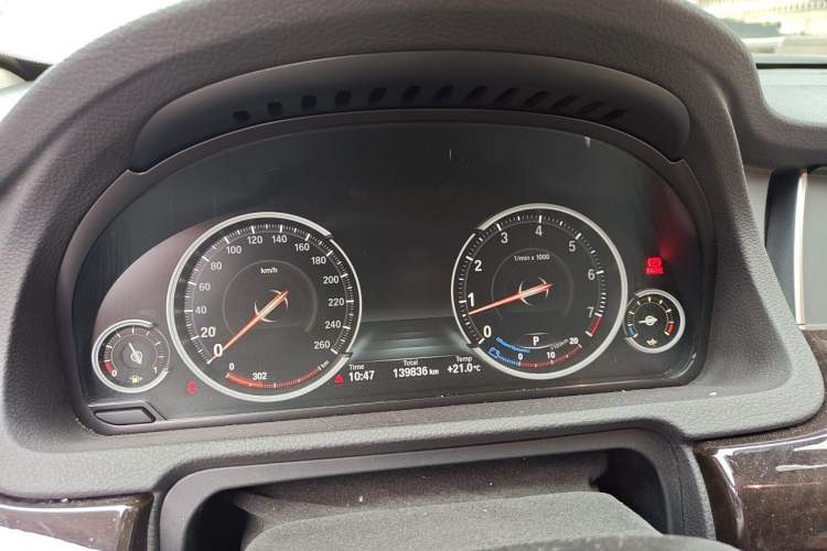 Used BMW 5 Series GT 2015 528i Leading Model Odometer Close Up