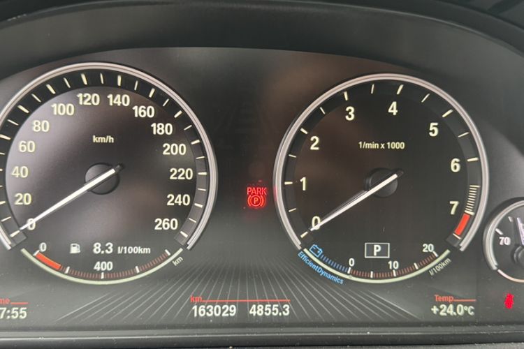 Used BMW 5 Series GT 2015 528i Leading Model Odometer Close Up