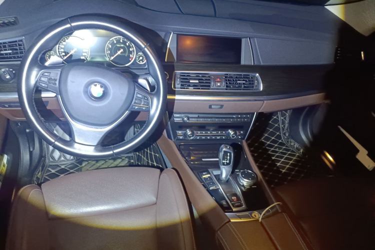 Used BMW 5 Series GT 2015 535i Luxury Edition Center Console