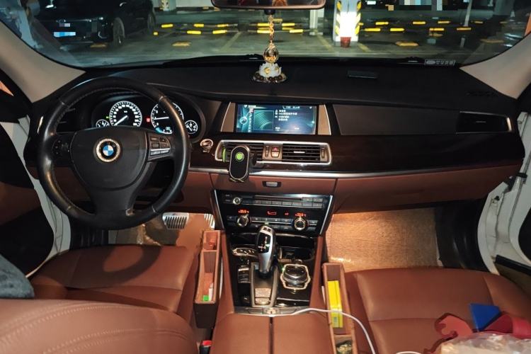 Used BMW 5 Series GT 2015 528i Leading Model Center Console
