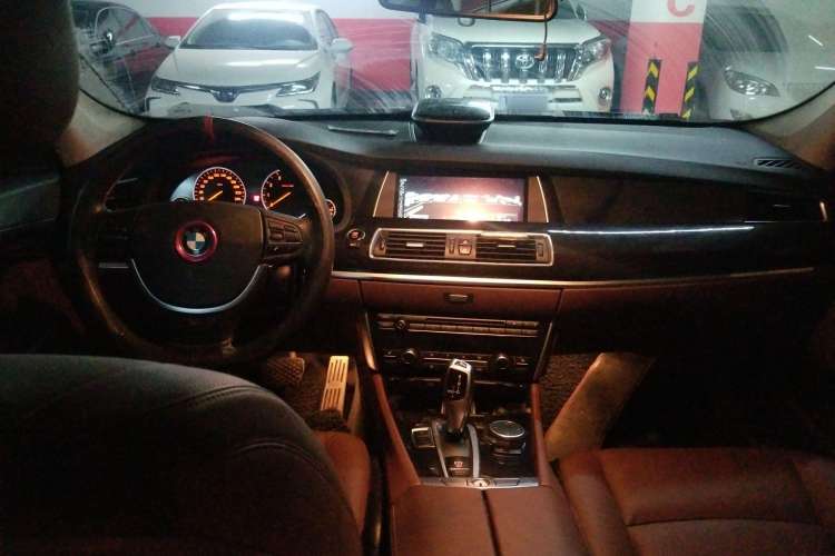 Used BMW 5 Series GT 2015 528i Leading Model Center Console