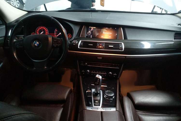 Used BMW 5 Series GT 2015 528i Luxury Edition Center Console