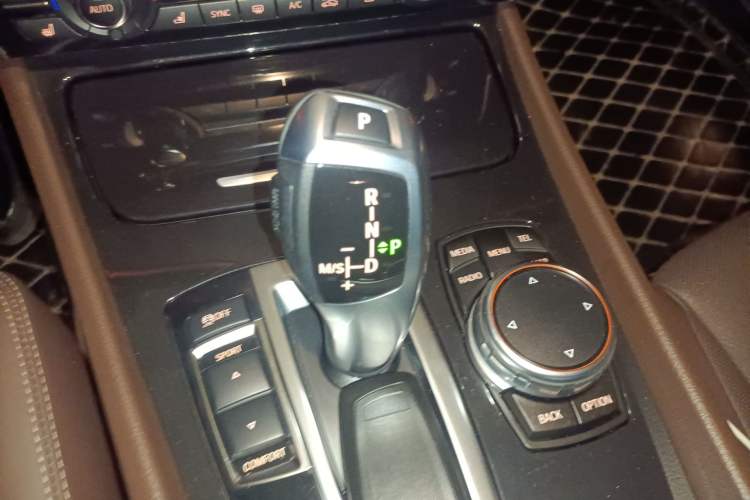 Used BMW 5 Series GT 2015 535i Luxury Edition Gear Lever