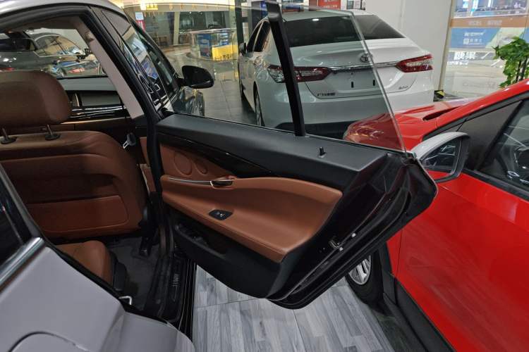 Used BMW 5 Series GT 2015 528i Leading Model Interior 6