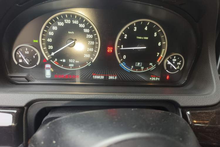 Used BMW 5 Series GT 2015 528i Leading Model Odometer Close Up